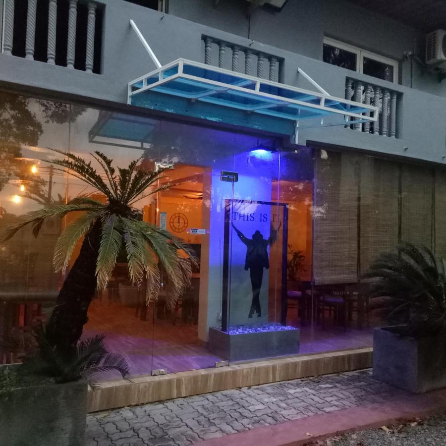 This Is It Airport Hotel And Restaurant Negombo Exteriör bild