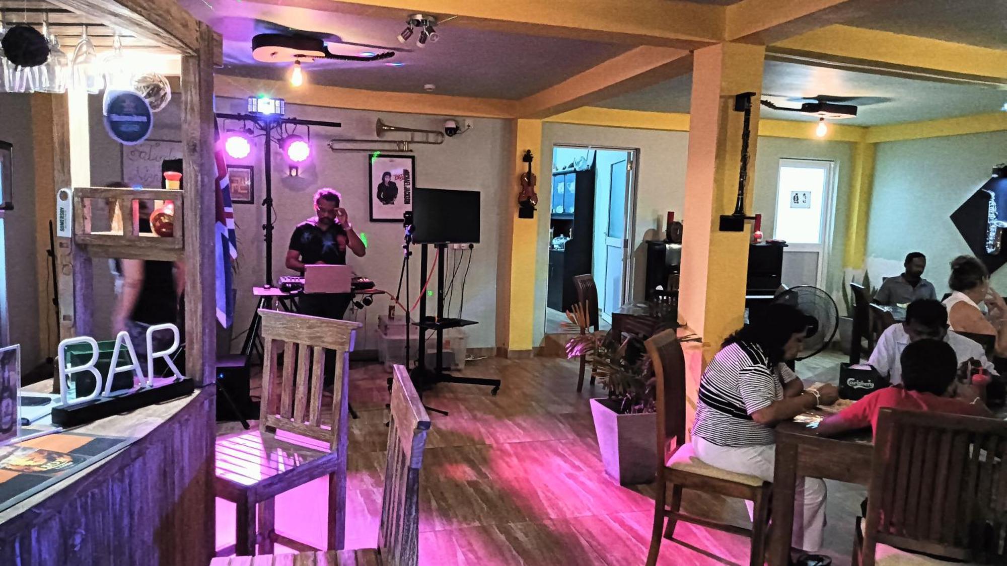 This Is It Airport Hotel And Restaurant Negombo Exteriör bild