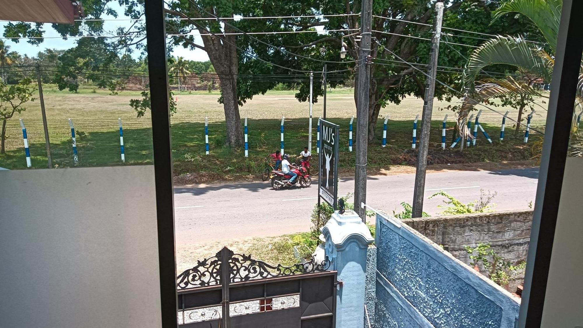 This Is It Airport Hotel And Restaurant Negombo Exteriör bild