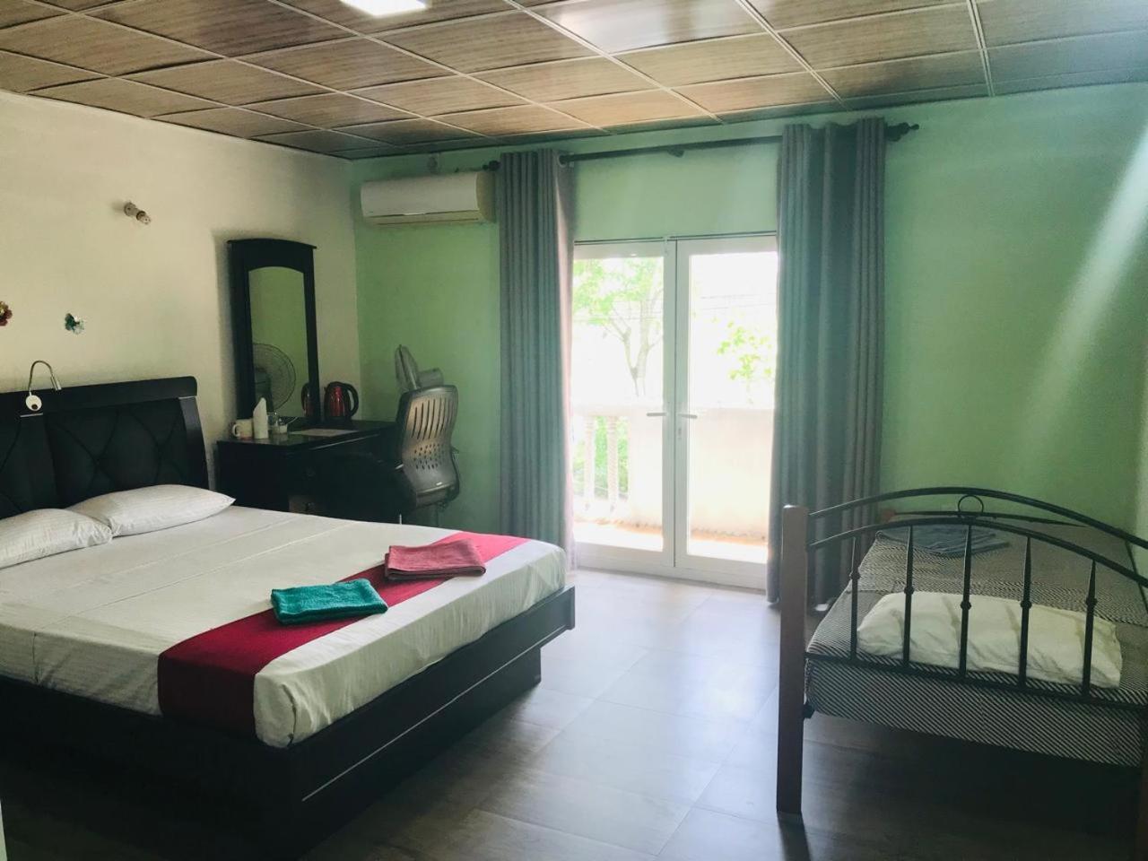 This Is It Airport Hotel And Restaurant Negombo Exteriör bild