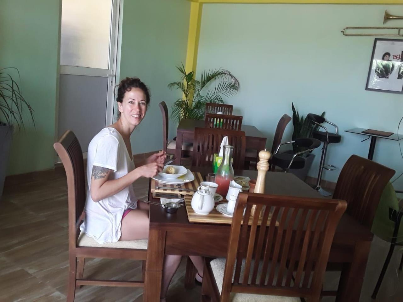 This Is It Airport Hotel And Restaurant Negombo Exteriör bild
